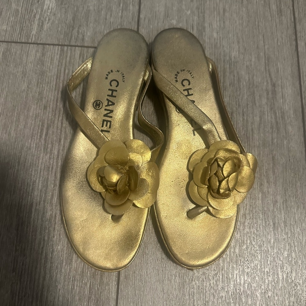 CHANEL Metallic Gold Floral Sandals - Picture 2 of 3
